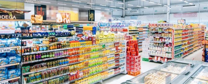 Corsie di un supermercato con banchi frigo: climatizzazione con il sistema ibrido AquaPump Hybrid HYZ di Apen Group