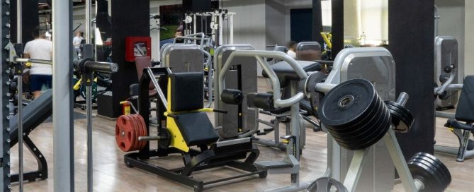 Sala attrezzi di un centro sportivo: riscaldamento programmabile da remoto con il cronotermostato Smart X Web di Apen Group