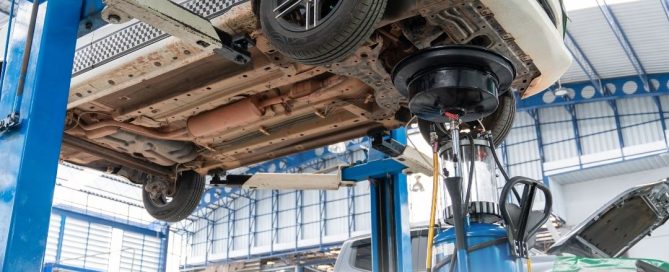 Auto sul ponte sollevatore in autofficina: riscaldamento di officine e carrozzerie con il sistema AKZ a condensazione di Apen Group